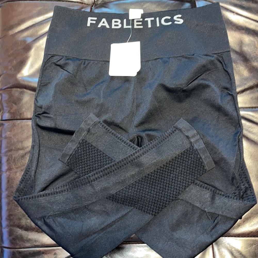 NWT L Black Fabletics high waisted leggings 7/8